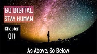 Een persoon die onder een nachtelijke hemel staat met de woorden go digital stay human